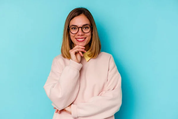 Joven Estudiante Caucásica Aislada Sobre Fondo Azul Sonriendo Feliz Confiada — Foto de Stock