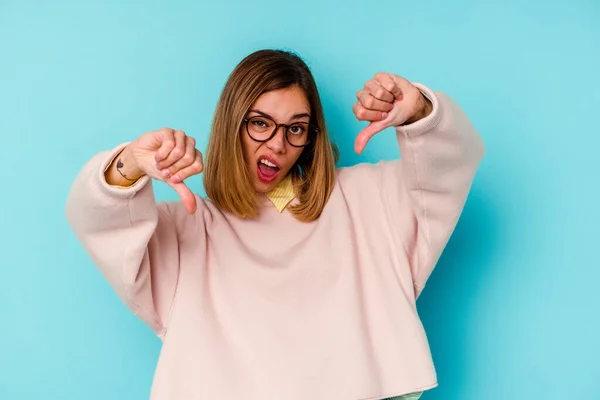 Giovane Studente Donna Caucasica Isolato Sfondo Blu Mostrando Pollice Verso — Foto Stock