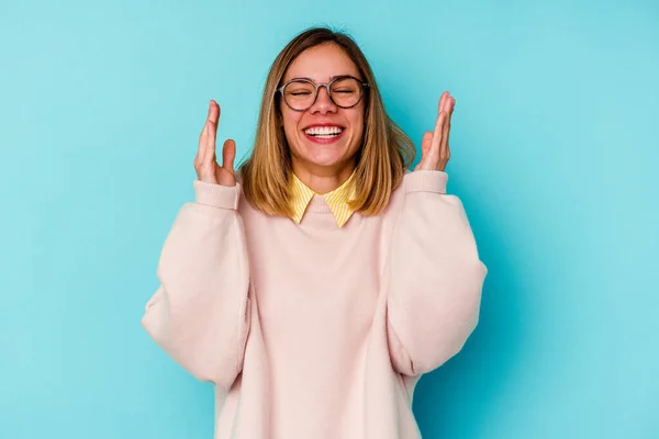 Fiatal Diák Kaukázusi Elszigetelt Kék Háttér Örömteli Nevetés Sokat Boldogság — Stock Fotó