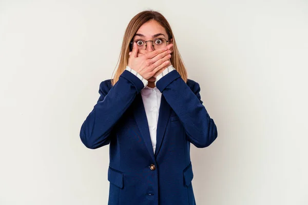 Giovane Donna Caucasica Affari Isolato Sfondo Bianco Scioccato Copertura Bocca — Foto Stock