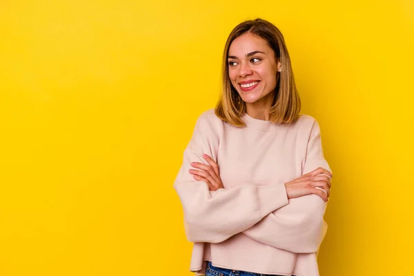 Joven Mujer Flaca Caucásica Aislada Sobre Fondo Amarillo Sonriendo Confiada — Foto de Stock