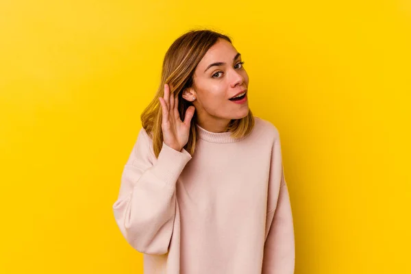 Joven Mujer Flaca Caucásica Aislada Sobre Fondo Amarillo Tratando Escuchar — Foto de Stock