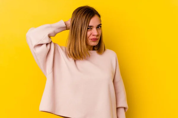 Mujer Flaca Caucásica Joven Aislada Sobre Fondo Amarillo Sufriendo Dolor — Foto de Stock