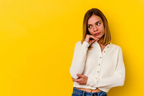 Jeune Femme Maigre Caucasienne Isolée Sur Fond Jaune Regardant Latéralement — Photo