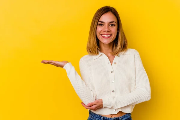 Mujer Flaca Caucásica Joven Aislada Sobre Fondo Amarillo Mostrando Espacio — Foto de Stock