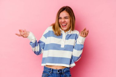 Pembe arka planda izole edilmiş beyaz bir kadın neşeli bir şekilde gülüyor. Mutluluk kavramı.