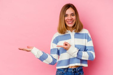 Pembe arka planda izole edilmiş beyaz bir kadın. Elinde bir fotokopi odası olduğu için heyecanlı..
