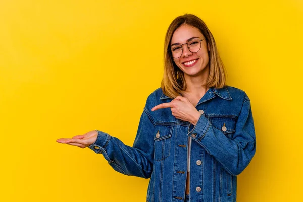 Jovem Caucasiano Magro Mulher Isolado Fundo Amarelo Animado Segurando Espaço — Fotografia de Stock