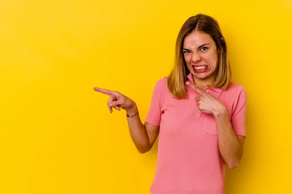 Νεαρή Καυκάσια Αδύνατη Γυναίκα Απομονωμένη Κίτρινο Φόντο Δείχνοντας Μπροστινά Δάχτυλα — Φωτογραφία Αρχείου