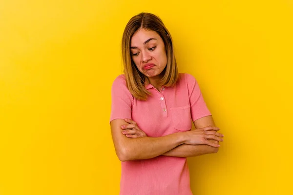 Junge Kaukasische Magere Frau Isoliert Auf Gelbem Hintergrund Müde Von — Stockfoto