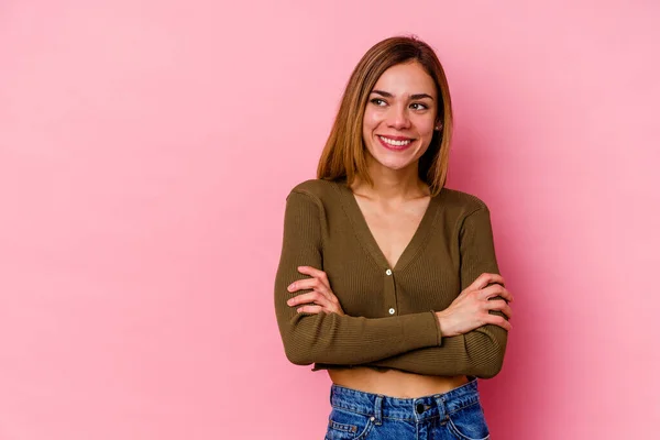 Jovem Caucasiana Isolada Fundo Rosa Sorrindo Confiante Com Braços Cruzados — Fotografia de Stock