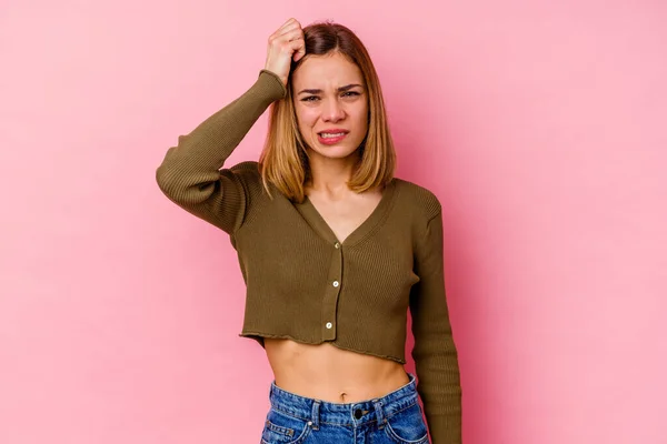 Mujer Caucásica Joven Aislada Sobre Fondo Rosa Olvidando Algo Abofeteando — Foto de Stock