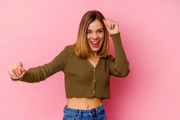 Jeune Femme Caucasienne Isolée Sur Fond Rose Dansant Amusant — Photo