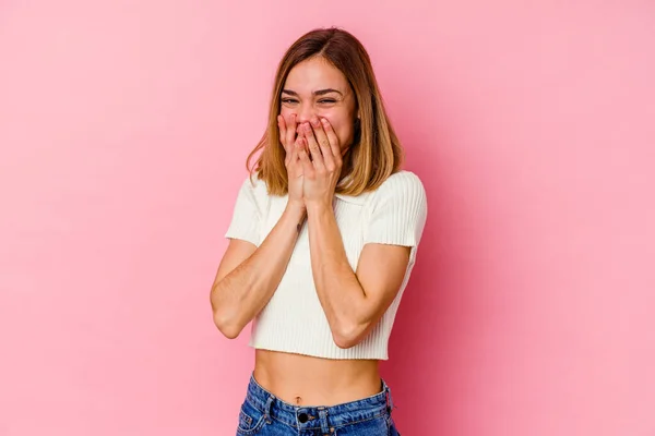 Νεαρή Καυκάσια Γυναίκα Απομονωμένη Ροζ Φόντο Γελώντας Για Κάτι Καλύπτοντας — Φωτογραφία Αρχείου