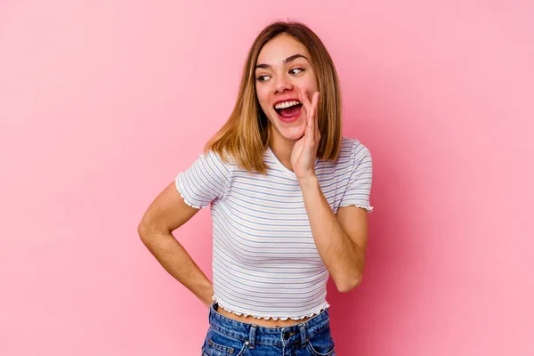 Mulher Caucasiana Jovem Isolado Fundo Rosa Gritando Animado Para Frente — Fotografia de Stock