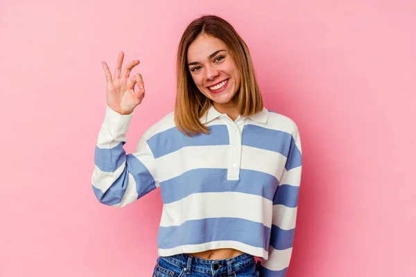 Jonge Blanke Vrouw Geïsoleerd Roze Achtergrond Knipoogt Een Oog Houdt — Stockfoto