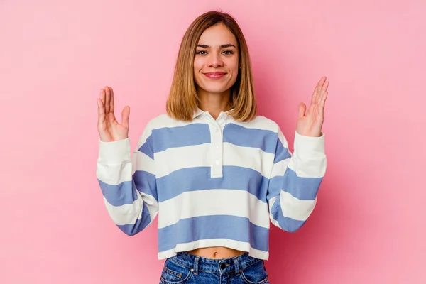 Young Caucasian Woman Isolated Pink Background Holding Something Little Forefingers — Stock Photo, Image