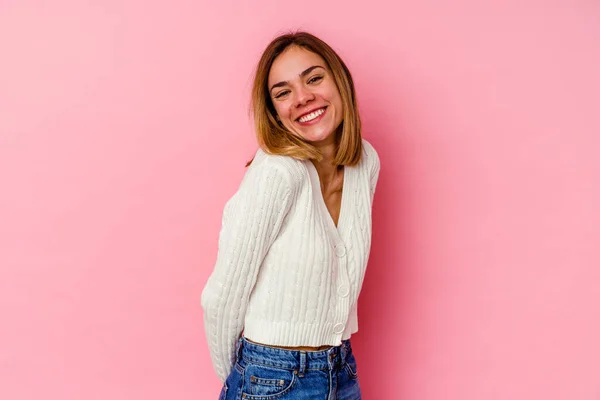 Giovane Donna Caucasica Isolato Sfondo Rosa Felice Sorridente Allegro — Foto Stock