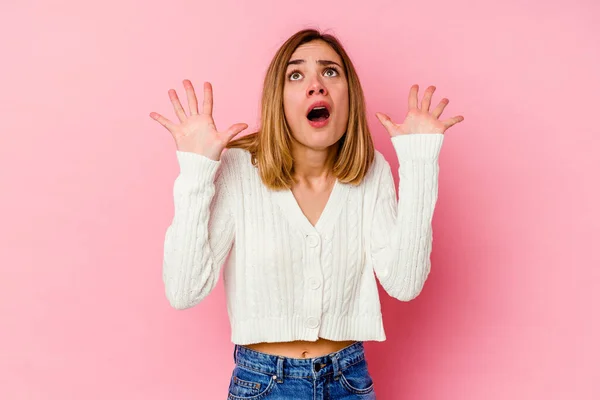 Giovane Donna Caucasica Isolata Sfondo Rosa Urlando Cielo Alzando Sguardo — Foto Stock