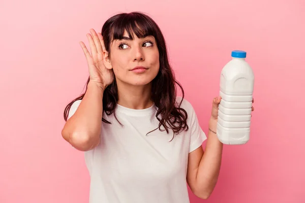 Ung Kaukasisk Kvinna Håller Flaska Mjölk Isolerad Rosa Bakgrund Försöker — Stockfoto