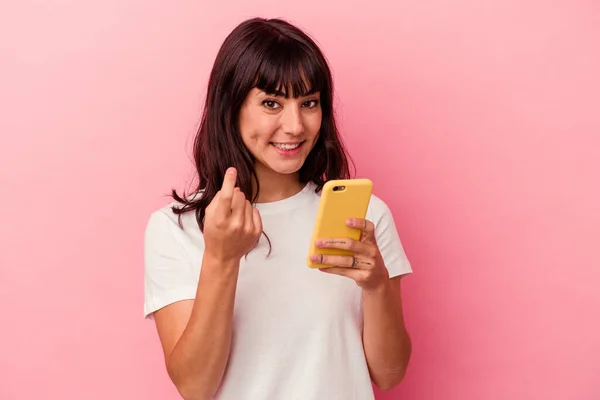 Junge Kaukasische Frau Hält Ein Handy Isoliert Auf Rosa Hintergrund — Stockfoto