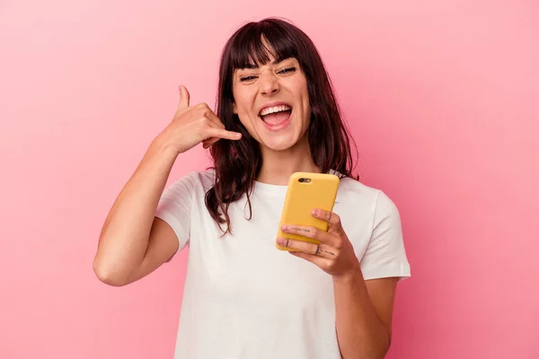 Jovem Caucasiana Segurando Telefone Celular Isolado Fundo Rosa Mostrando Gesto — Fotografia de Stock
