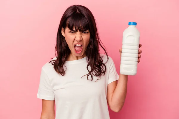 Junge Kaukasische Frau Hält Eine Flasche Milch Isoliert Auf Rosa — Stockfoto