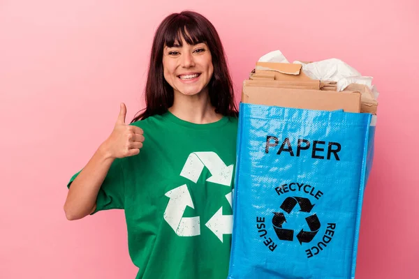 Jovem Caucasiana Segurando Saco Papelão Reciclado Isolado Fundo Rosa Sorrindo — Fotografia de Stock