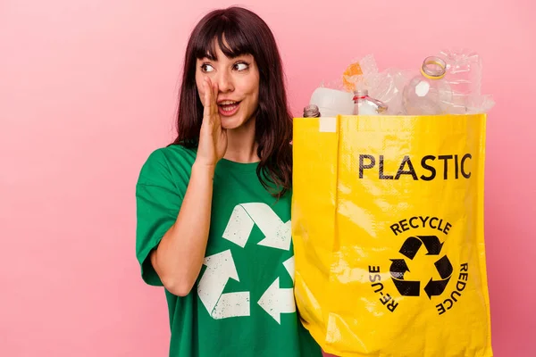 Jovem Caucasiana Segurando Saco Plástico Reciclado Isolado Fundo Rosa Está — Fotografia de Stock