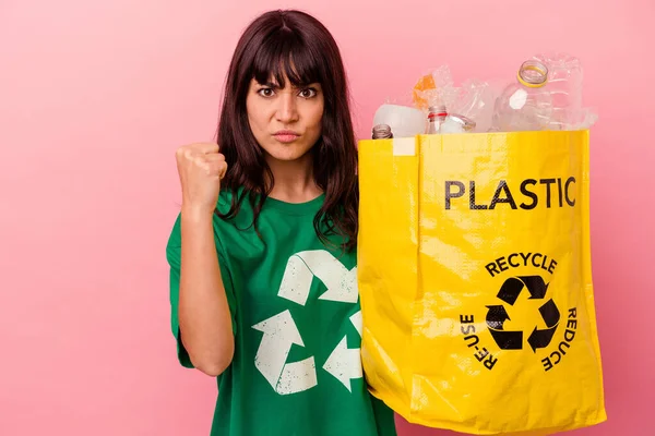 Mulher Branca Jovem Segurando Saco Plástico Reciclado Isolado Fundo Rosa — Fotografia de Stock