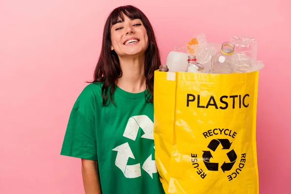 Jovem Caucasiana Segurando Saco Plástico Reciclado Isolado Fundo Rosa Rindo — Fotografia de Stock