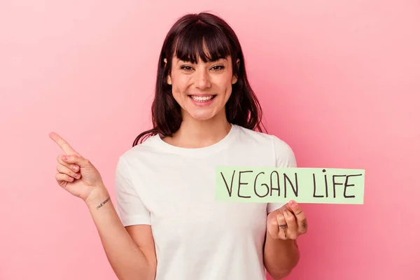 Mulher Caucasiana Jovem Segurando Cartaz Vida Vegan Isolado Fundo Rosa — Fotografia de Stock