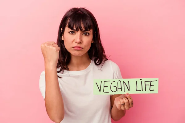 Ung Kaukasiska Kvinna Som Håller Vegan Liv Plakat Isolerad Rosa — Stockfoto