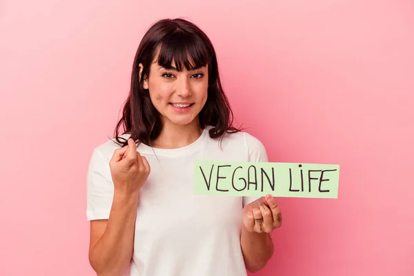 Ung Kaukasisk Kvinna Håller Vegan Liv Plakat Isolerad Rosa Bakgrund — Stockfoto