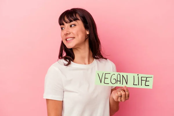 Mulher Caucasiana Jovem Segurando Cartaz Vida Vegan Isolado Fundo Rosa — Fotografia de Stock