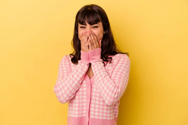 Mujer Joven Caucásica Aislada Sobre Fondo Amarillo Riendo Algo Cubriendo —  Fotos de Stock