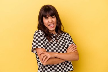 Sarı arka planda izole edilmiş beyaz bir kadın. Komik ve dost canlısı bir dil uzatıyor..