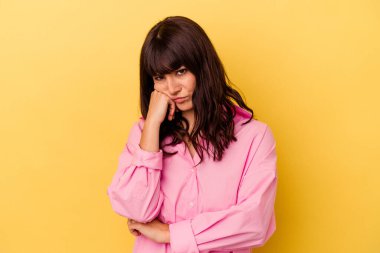 Sarı arka planda izole edilmiş genç beyaz kadın tekrarlanan bir görevden yoruldu..