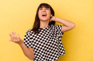 Sarı arka planda izole edilmiş beyaz bir kadın öfkeyle bağırıyor..