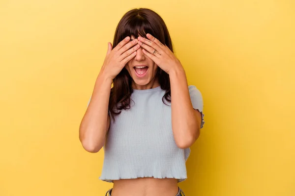 Mujer Joven Caucásica Aislada Sobre Fondo Amarillo Cubre Los Ojos — Foto de Stock