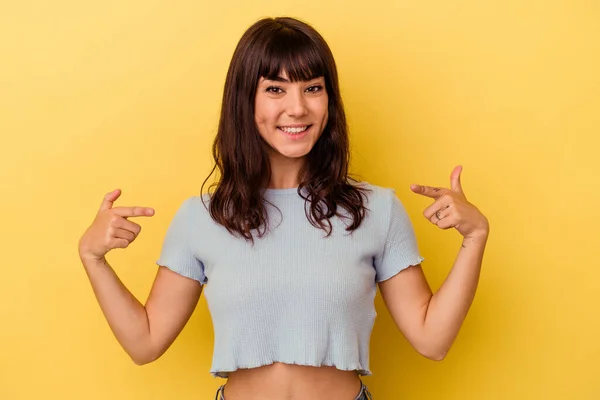 Young Caucasian Woman Isolated Yellow Background Points Fingers Positive Feeling — Stock Photo, Image