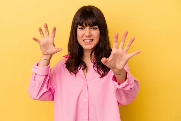 Mladá Běloška Žena Izolované Žlutém Pozadí Rozrušený Křičí Napjaté Ruce — Stock fotografie