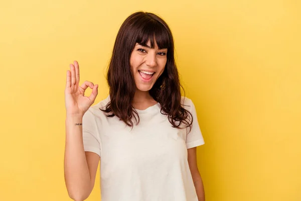 Jeune Femme Caucasienne Isolée Sur Fond Jaune Clin Oeil Tient — Photo