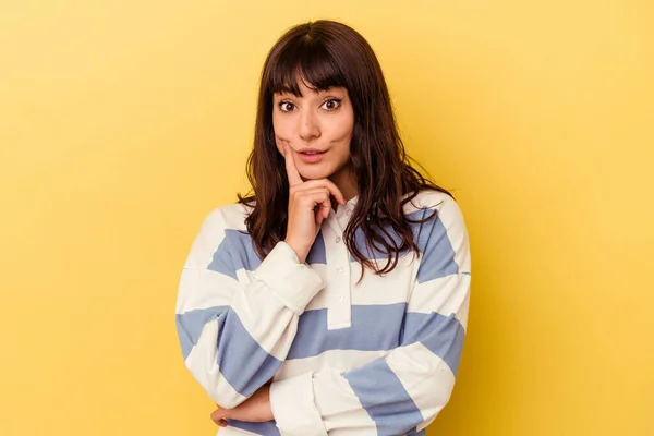 Mulher Caucasiana Jovem Isolado Fundo Amarelo Tendo Alguma Grande Ideia — Fotografia de Stock