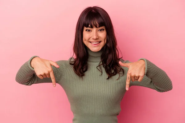 Mulher Branca Jovem Isolado Fundo Rosa Aponta Para Baixo Com — Fotografia de Stock