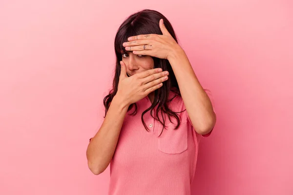 Jeune Femme Caucasienne Isolée Sur Fond Rose Cligner Des Yeux — Photo