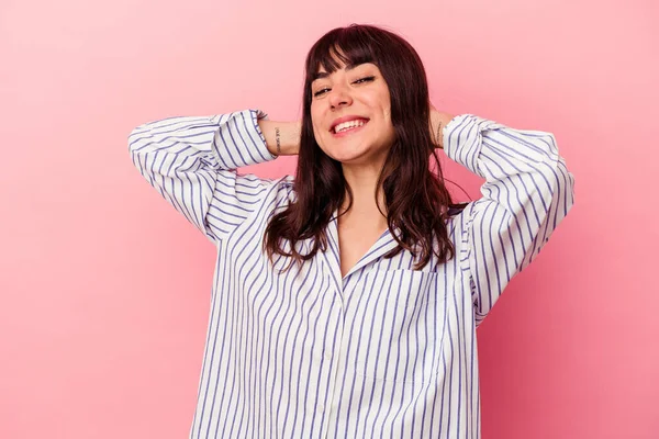 Mujer Joven Caucásica Aislada Sobre Fondo Rosa Sintiéndose Segura Con — Foto de Stock