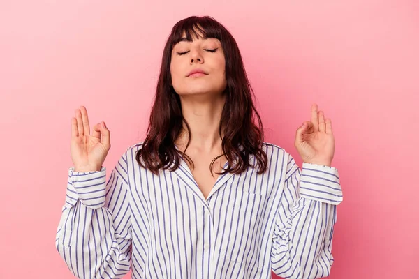 Mujer Joven Caucásica Aislada Sobre Fondo Rosa Relaja Después Duro — Foto de Stock