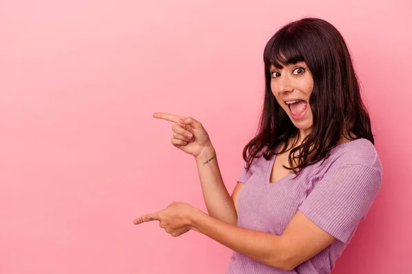 Jonge Kaukasische Vrouw Geïsoleerd Roze Achtergrond Opgewonden Wijzend Met Wijsvingers — Stockfoto