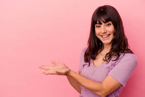 Mulher Caucasiana Jovem Isolado Fundo Rosa Segurando Espaço Cópia Uma — Fotografia de Stock